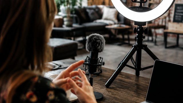 How Social Media Influencers are Transforming Traditional Media Platforms